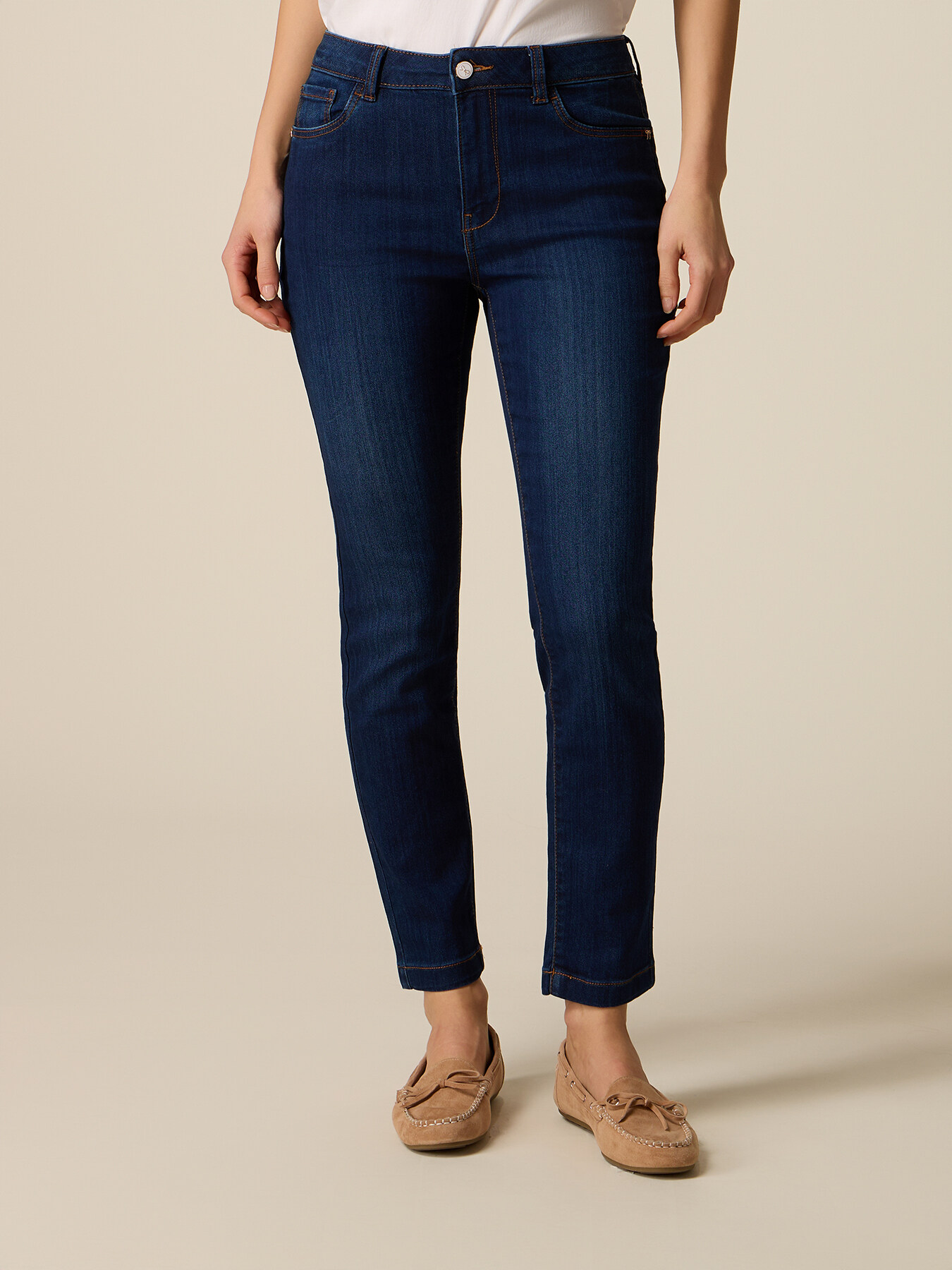 Jeans mit dekorativen Nieten image number 3