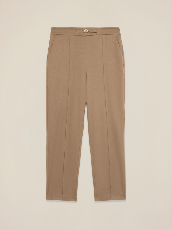 Chinos mit Detail am Bund