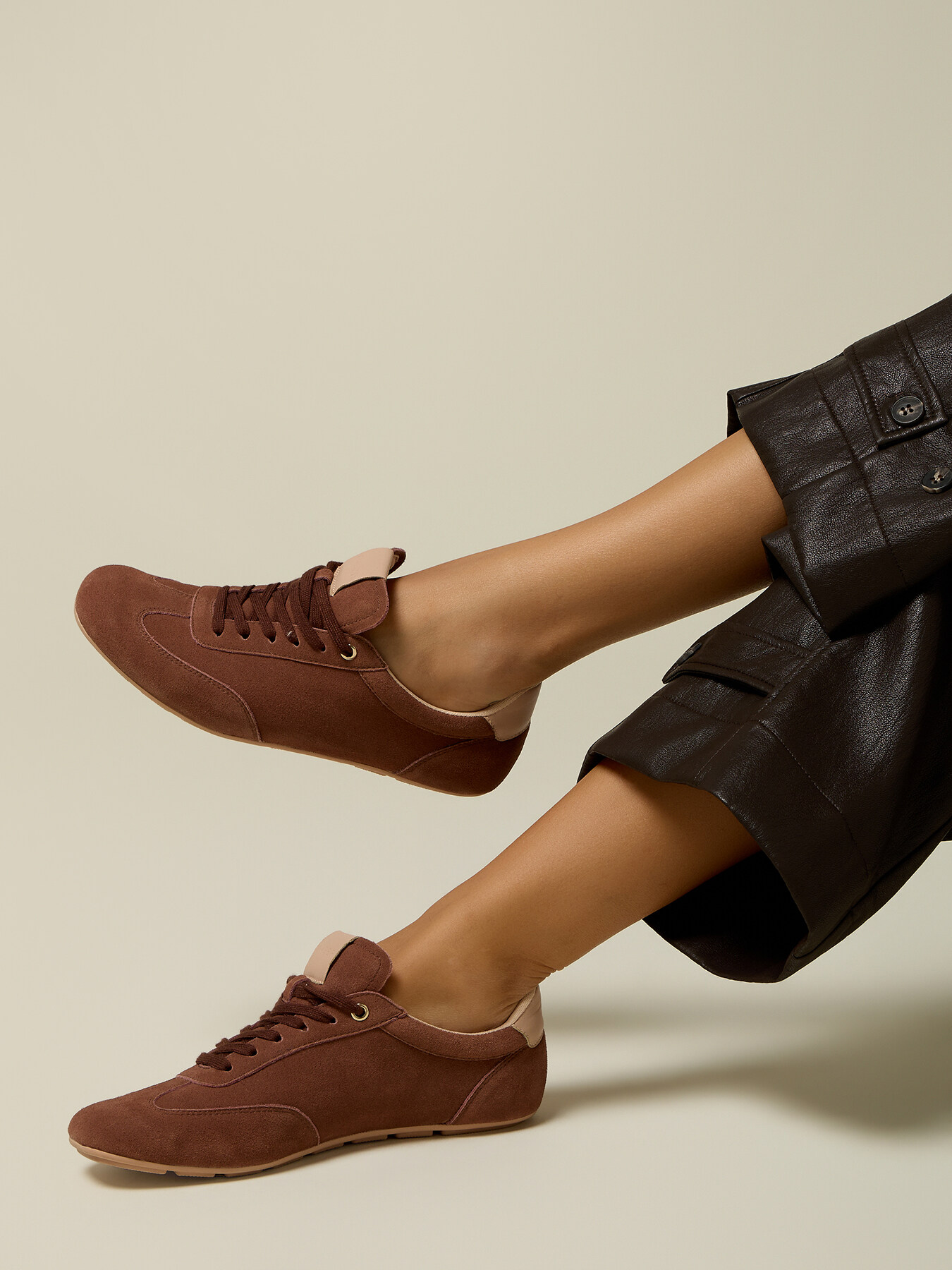 Vintage sneakers with contrasting detail image number 0