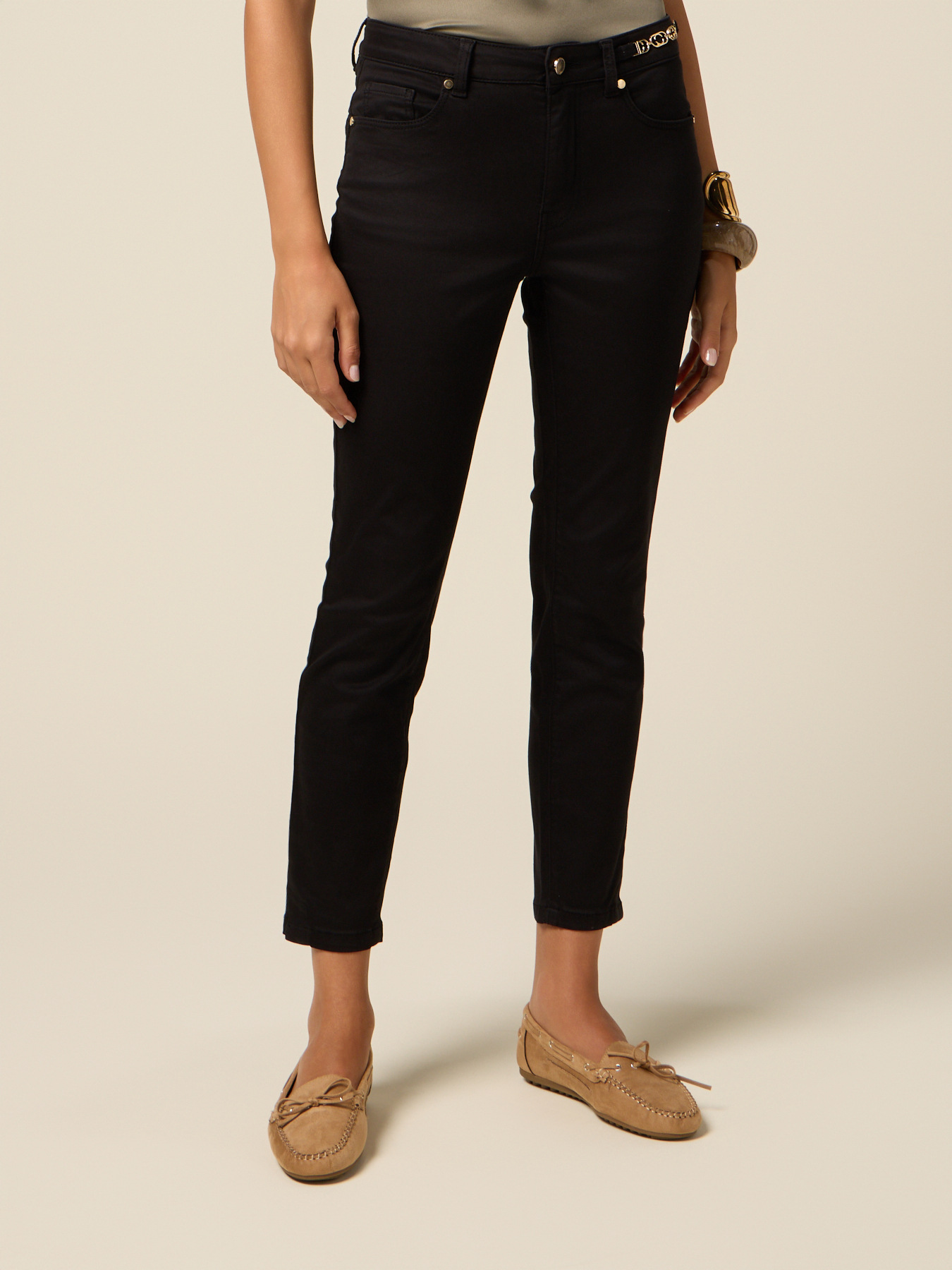 Pantalones regular con detalle de cadena image number 3