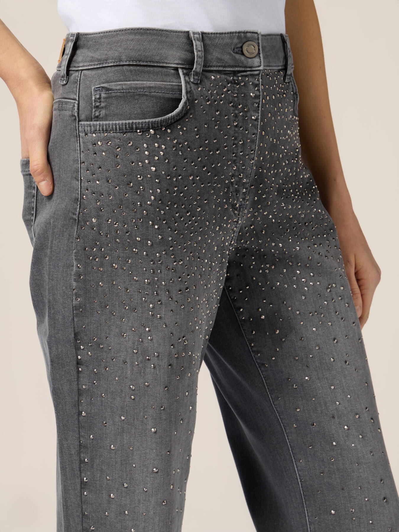 Regul&auml;re Jeans mit Strassapplikationen image number 2