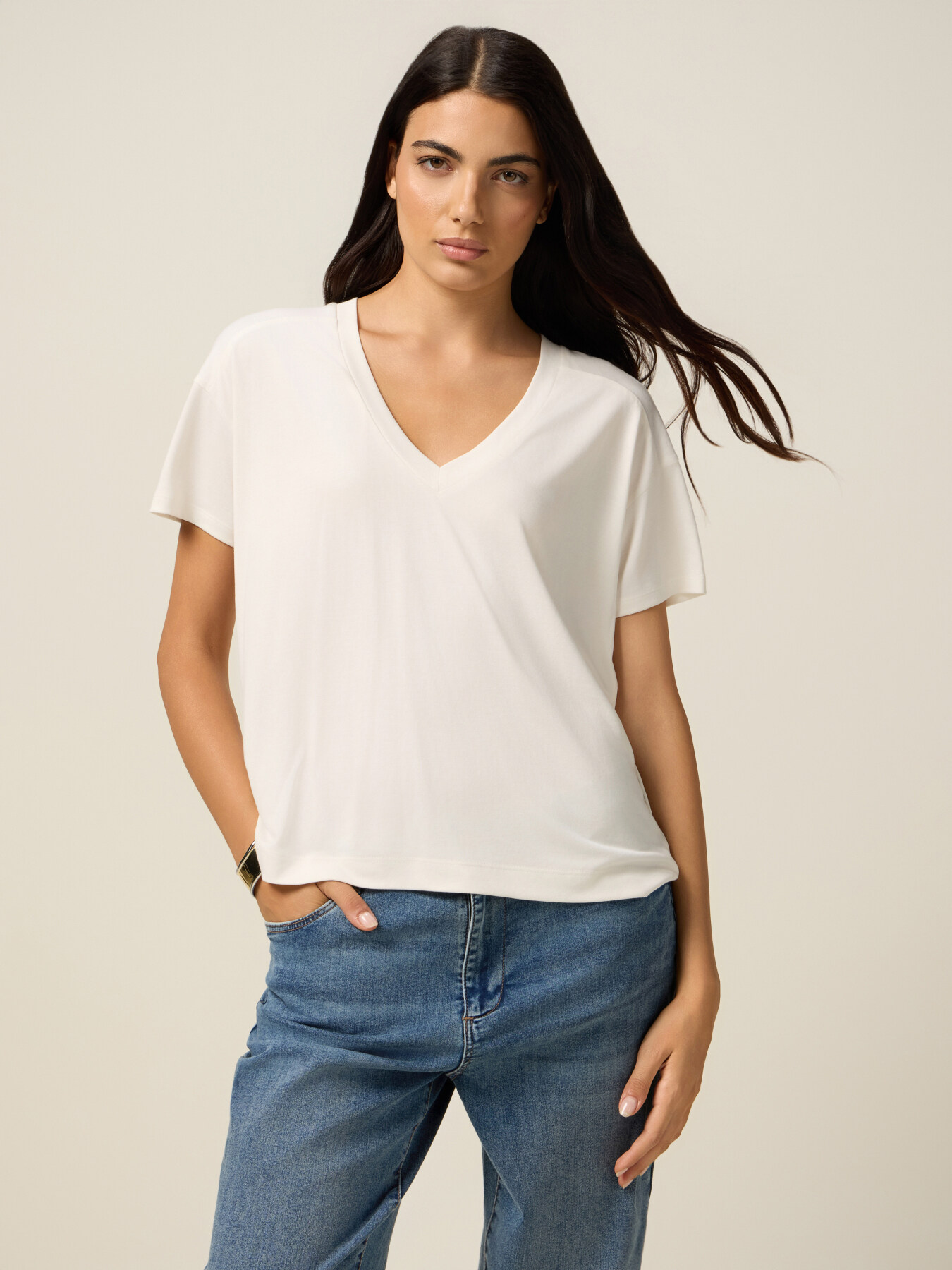 Camiseta de mezcla de modal con escote en V image number 0