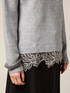 Rundhals-Pullover mit Spitzenrand image number 2