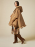 Maxi cape avec franges et parties rembourr&eacute;es image number 3