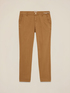 Pantaloni chinos con catena decorativa image number 4