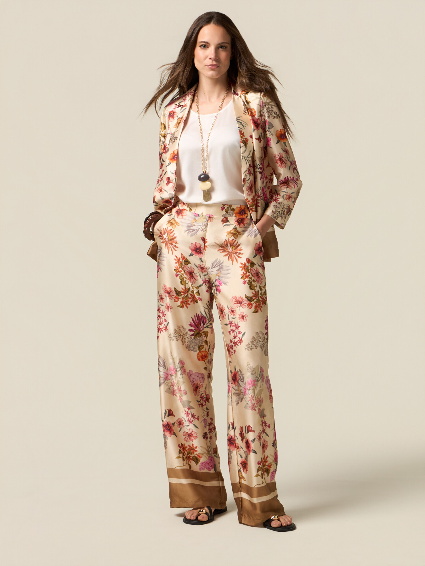 Pantalones palazzo de sat&eacute;n estampado image number 0