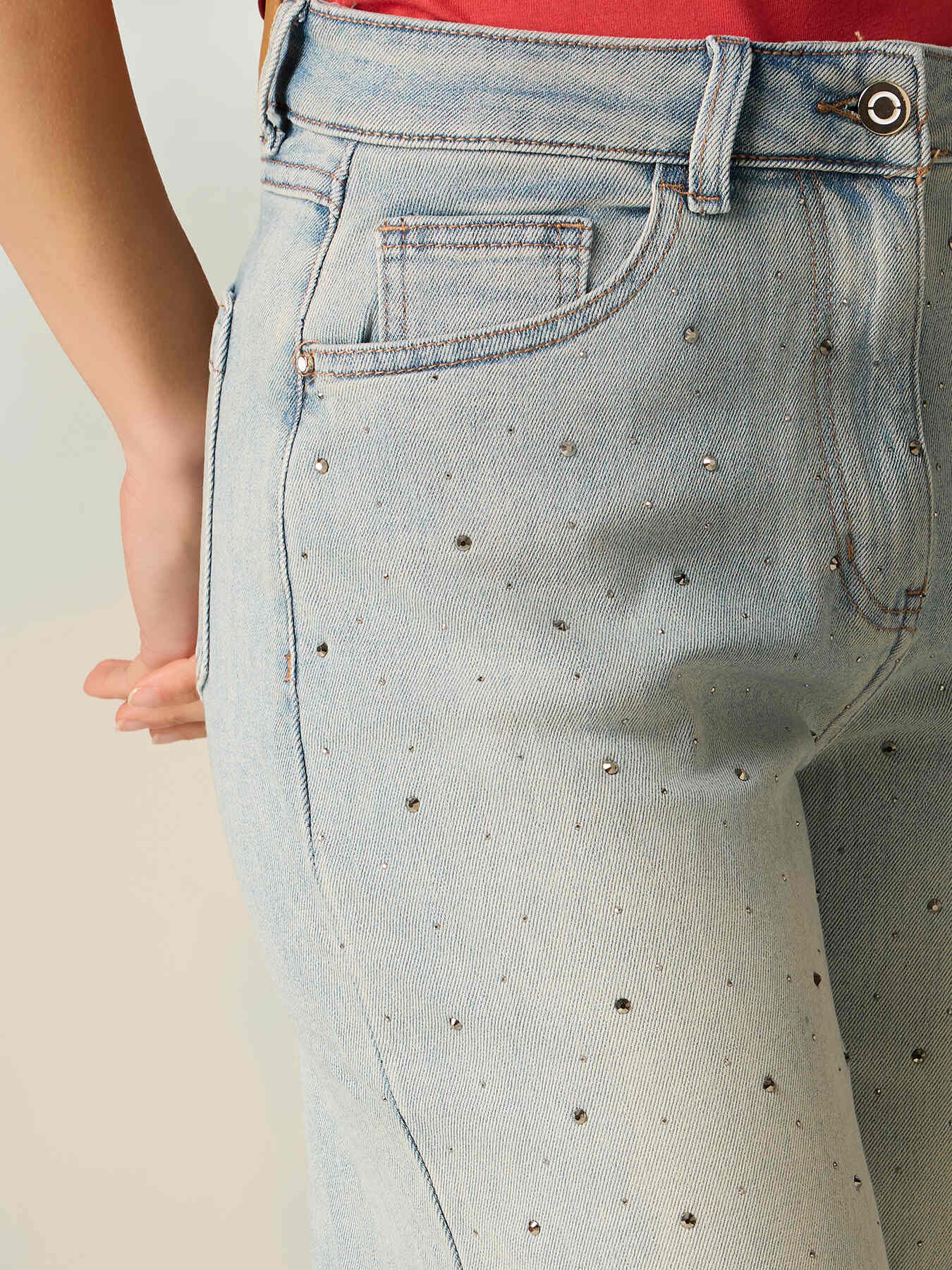 Jeans ballon con borchiette image number 2