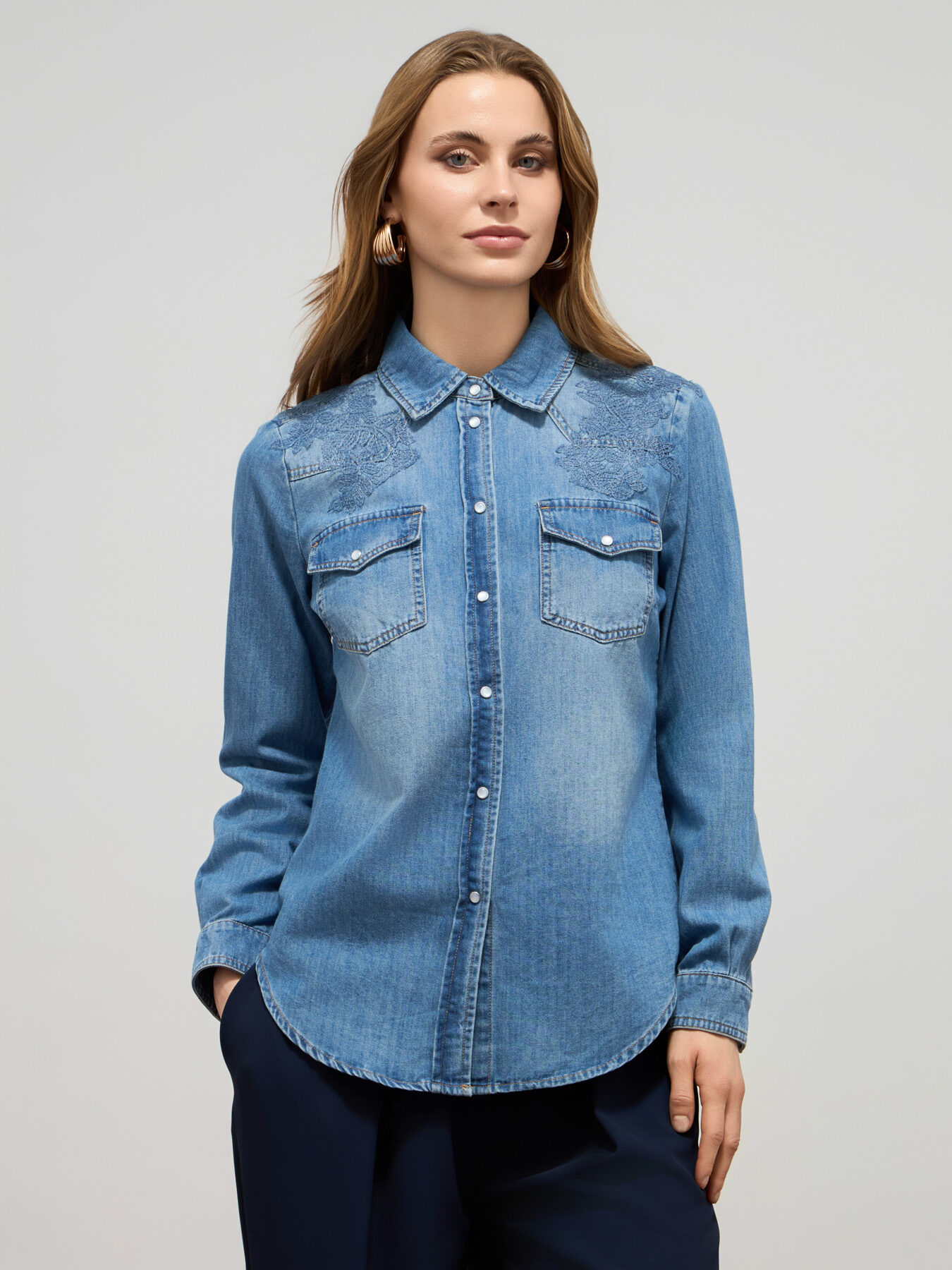 Chemise en denim d&eacute;lav&eacute; image number 0
