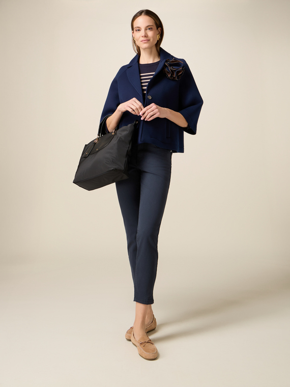 Pantaloni skinny con catena metallica