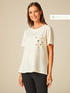 T-shirt eco-friendly con taschino e castoni image number 0