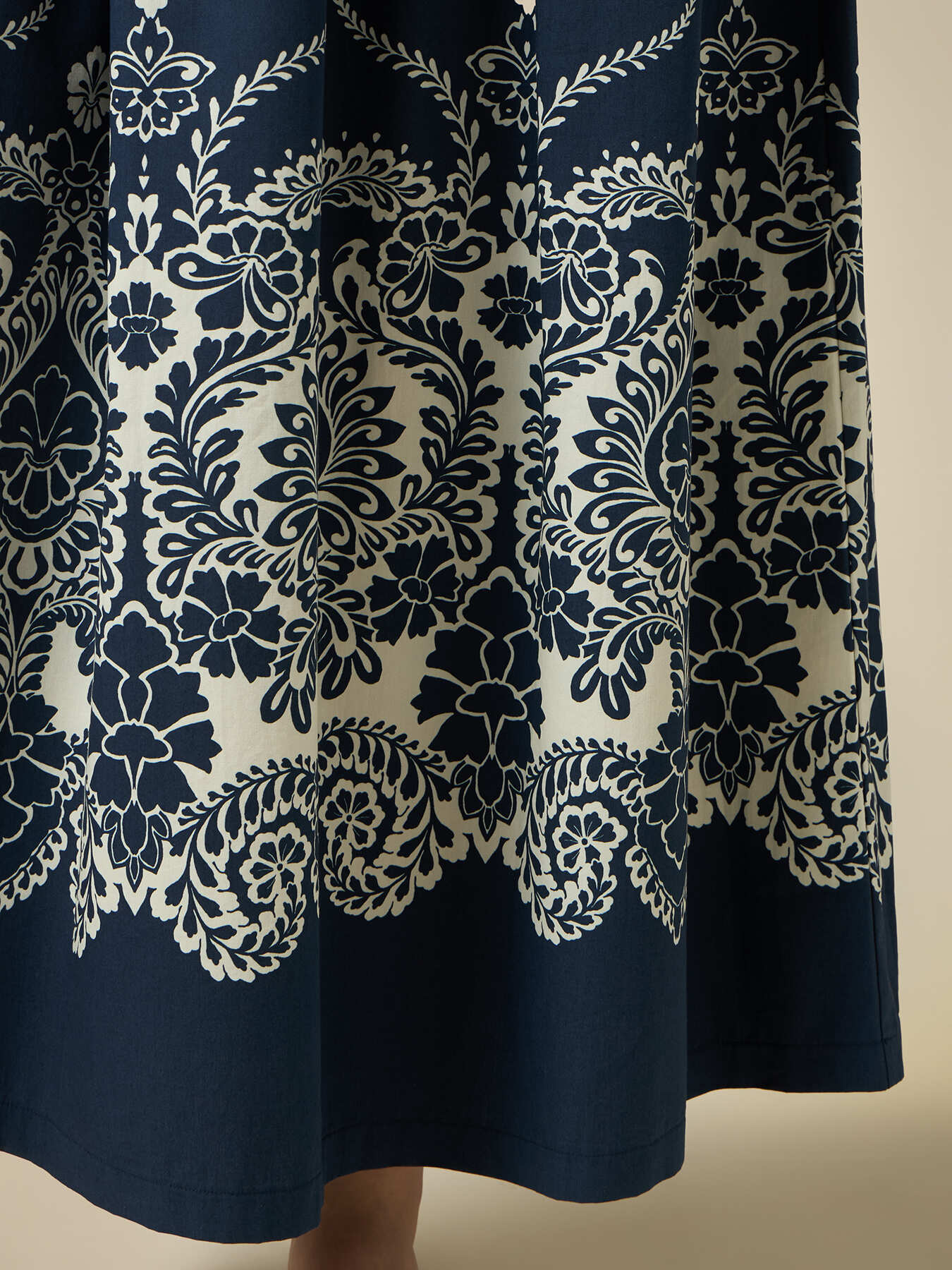 Langes Kleid mit gemustertem Rock image number 3