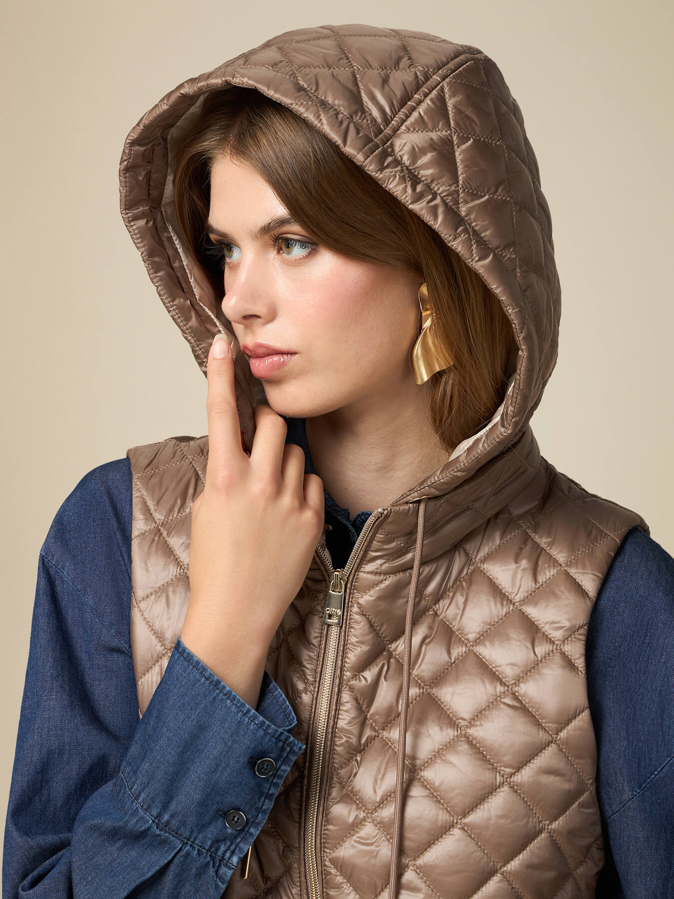 Sleeveless lightweight down jacket image number 2