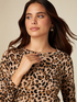 Pull &agrave; motif animalier avec une cha&icirc;ne bijou image number 2