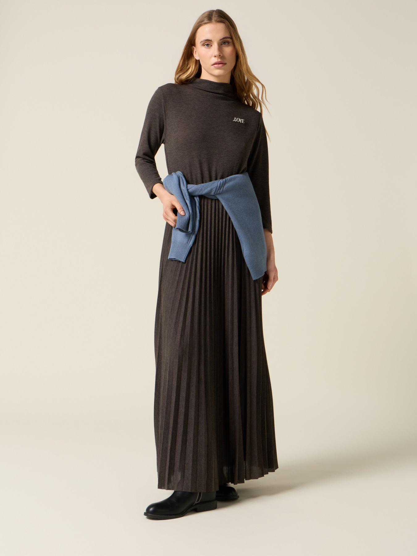 Viscose blend flare dress with brooch image number 0