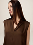 Blusa de sat&eacute;n con escote en V image number 2