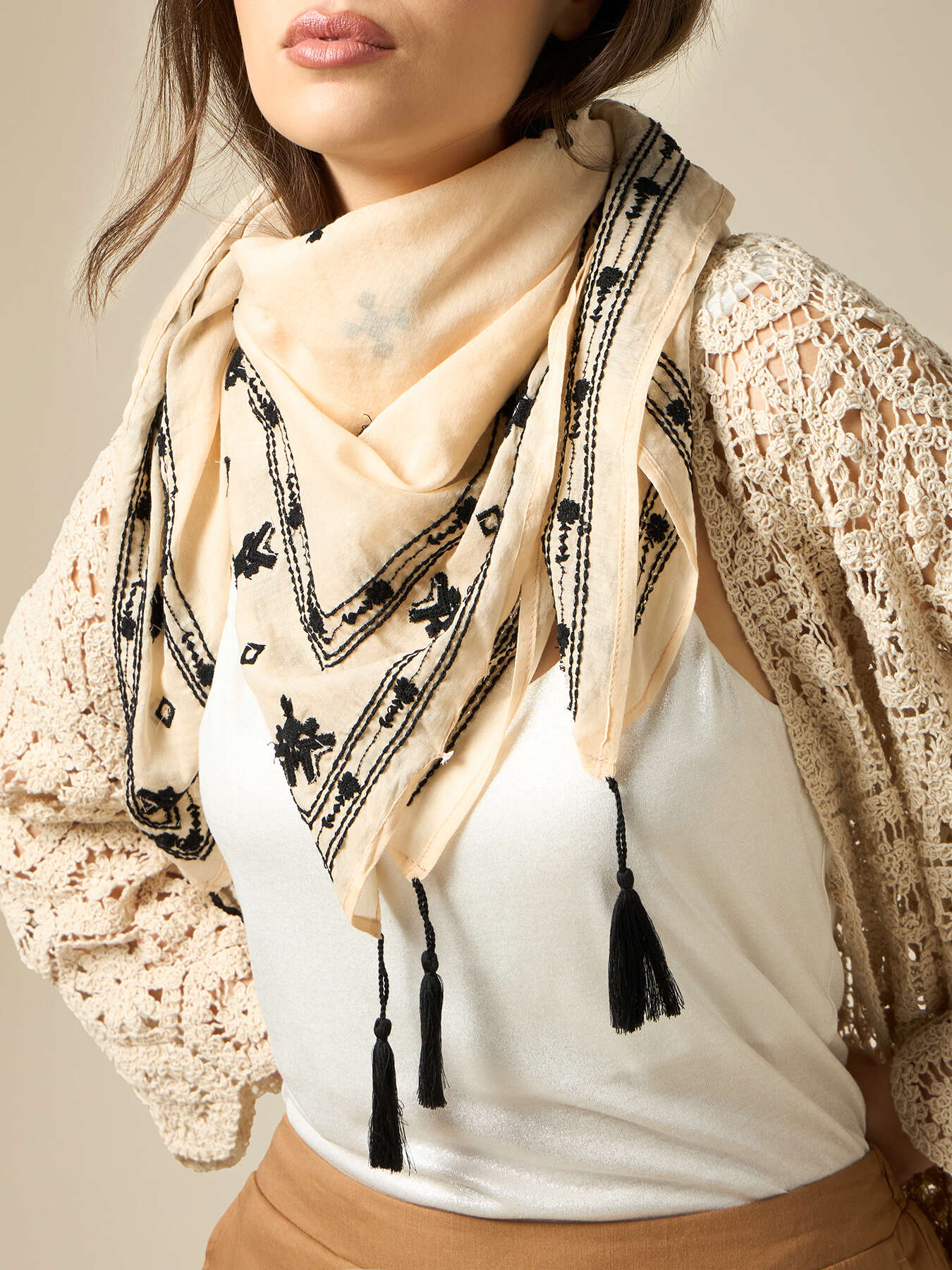 Scarf with embroidery and beads image number 0