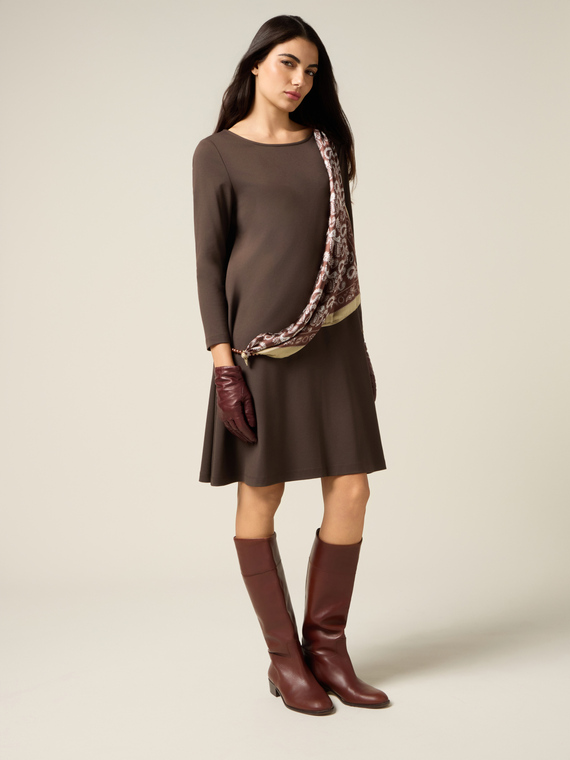 Ausgestelltes Kleid mit Foulard-Detail