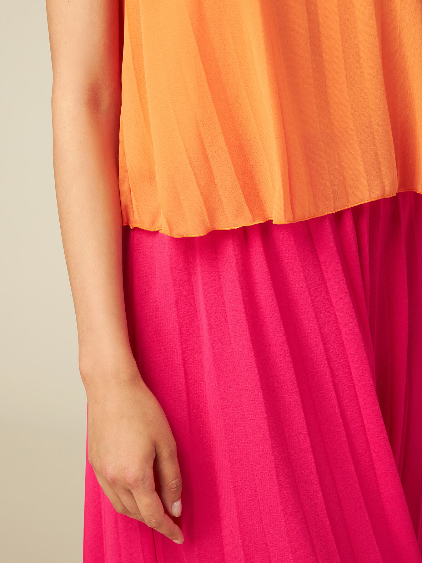 Vestido plisado bicolor image number 2