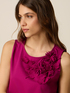 Top in cotone con applicazioni floreali image number 2