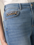 Skinny Push-Up-Jeans mit Kettendetail image number 3