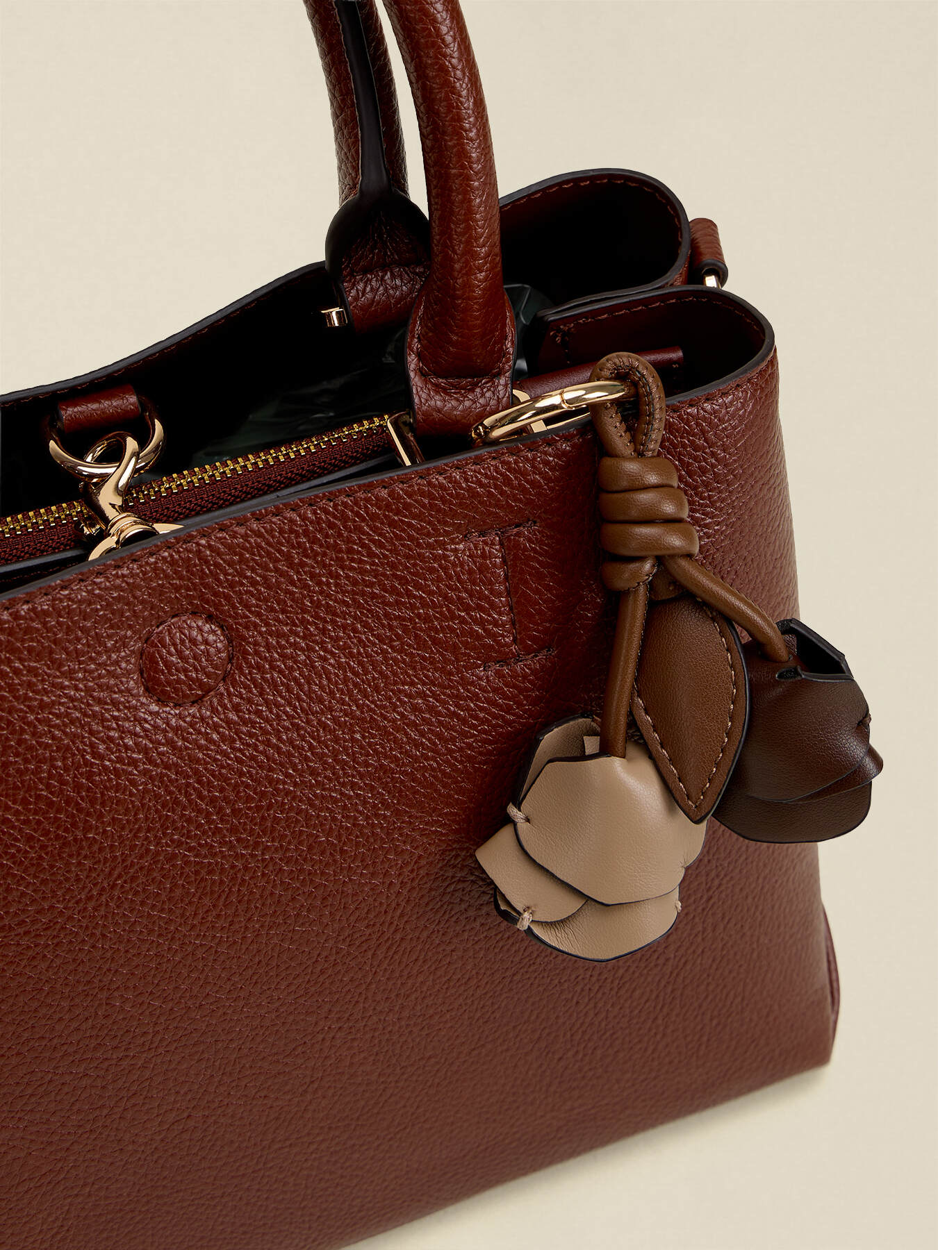 Borsa a tracolla con charm floreali image number 3