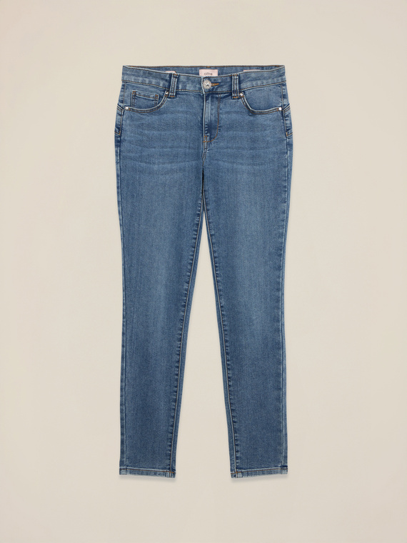 Jeans ajustados con bot&oacute;n joya
