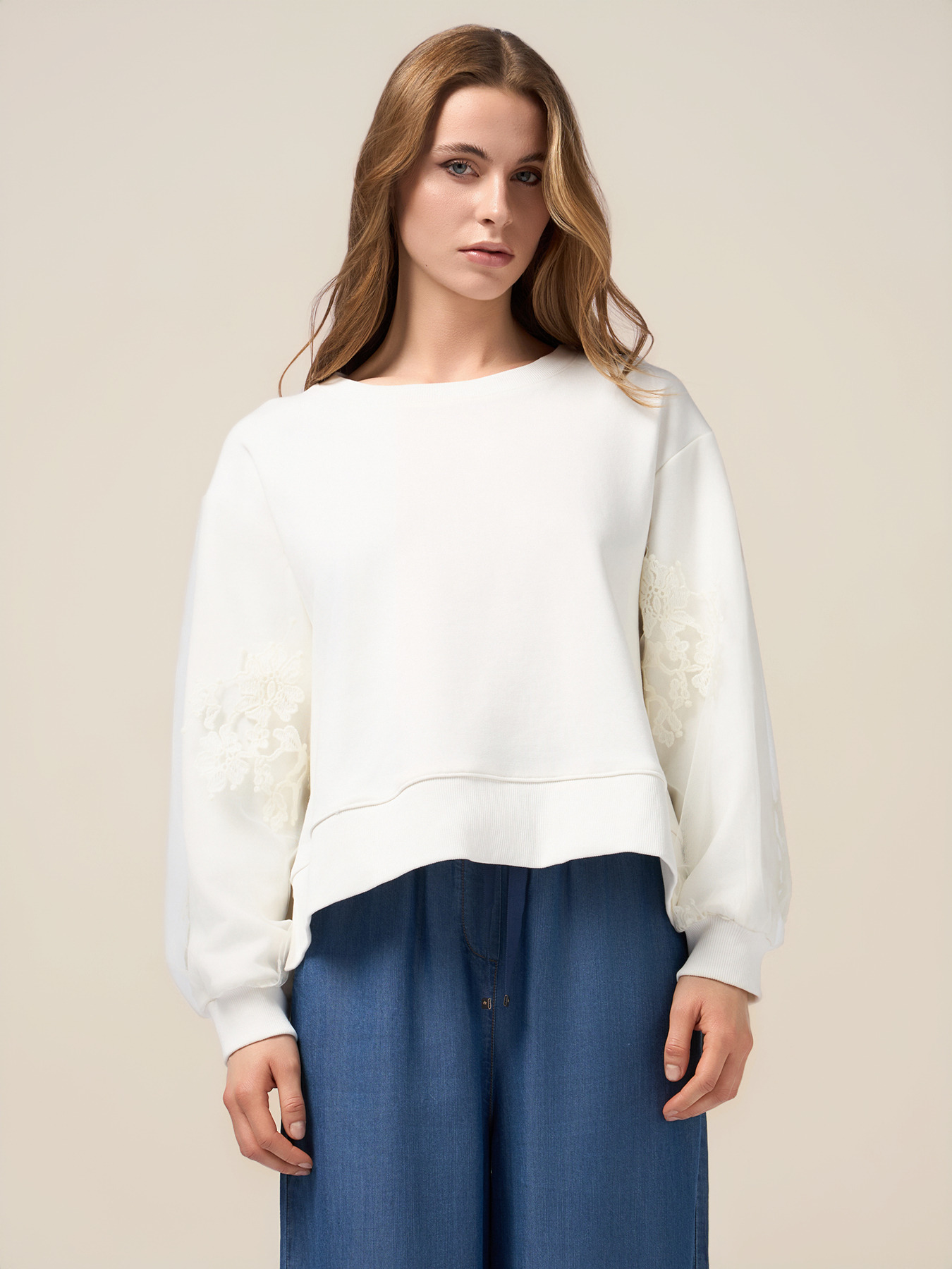 Geschlossener Pullover mit Stickereien auf den &Auml;rmeln image number 0
