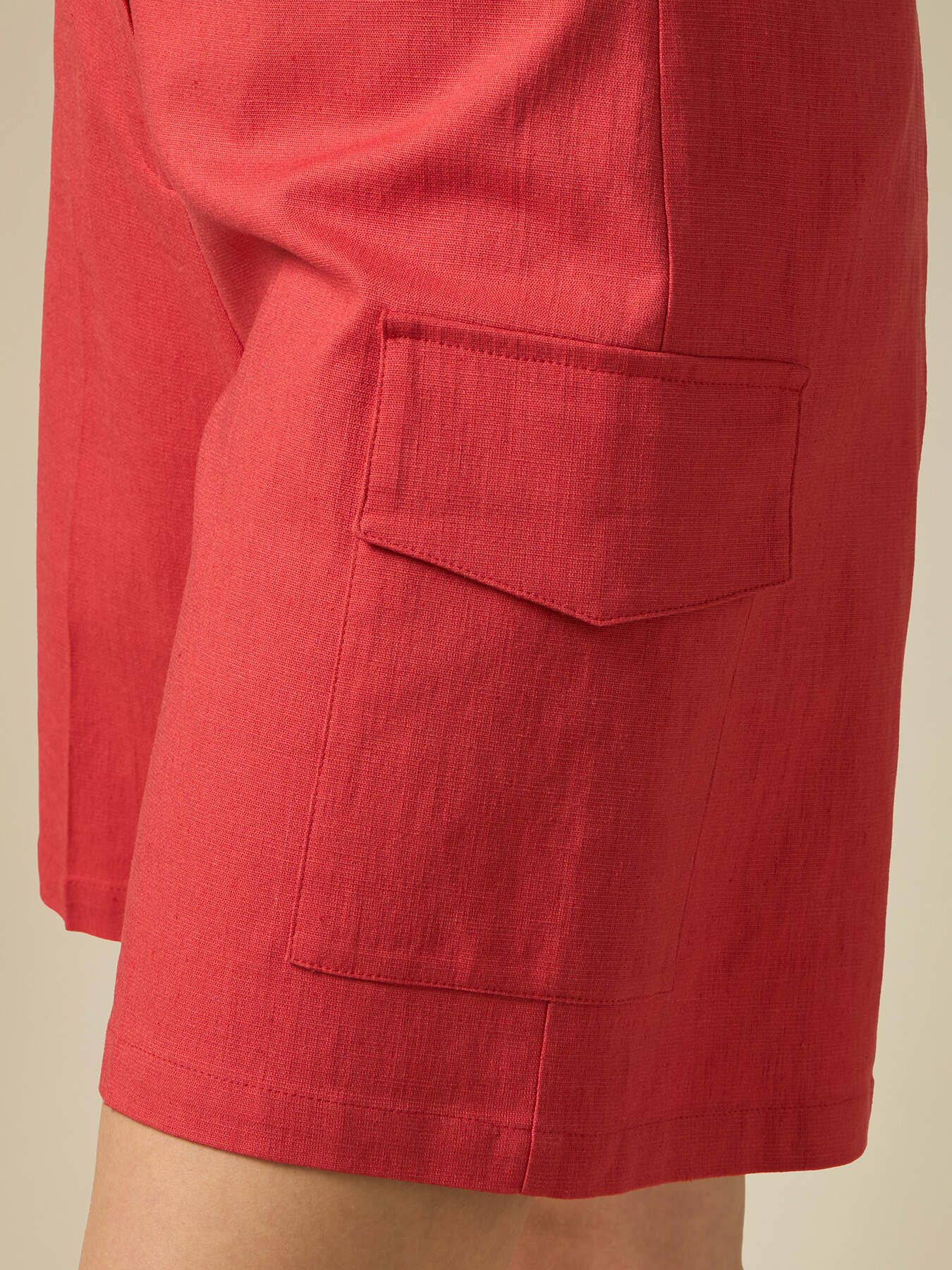 Pantalones cortos cargo en mezcla de lino image number 2