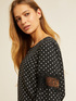 Blusa a pois con inserti in pizzo image number 0