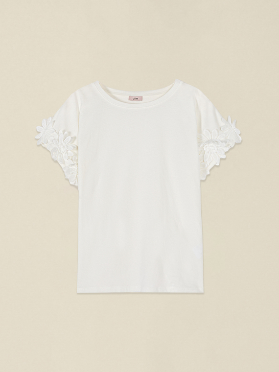 T-shirt with floral lace appliqu&eacute;s