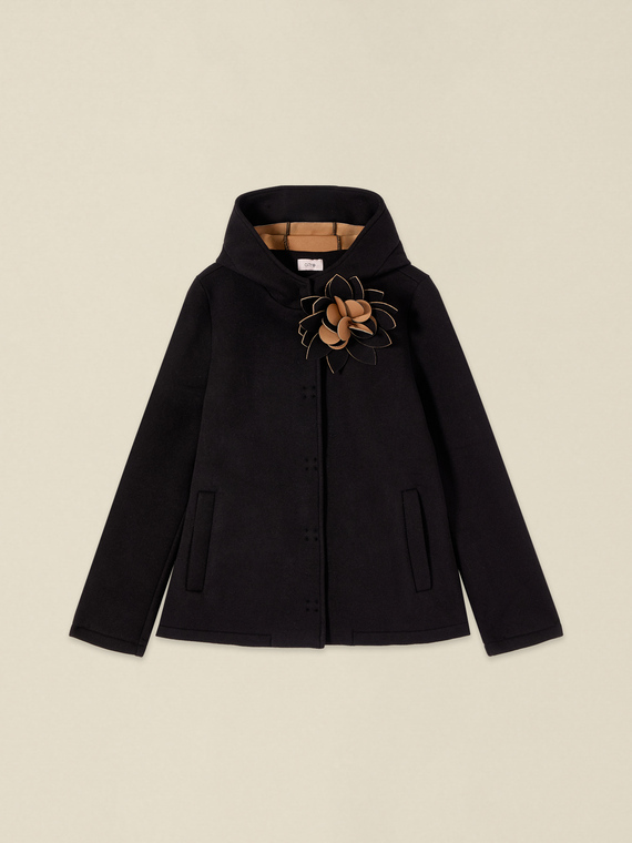 Blouson en scuba avec broche &agrave; fleur