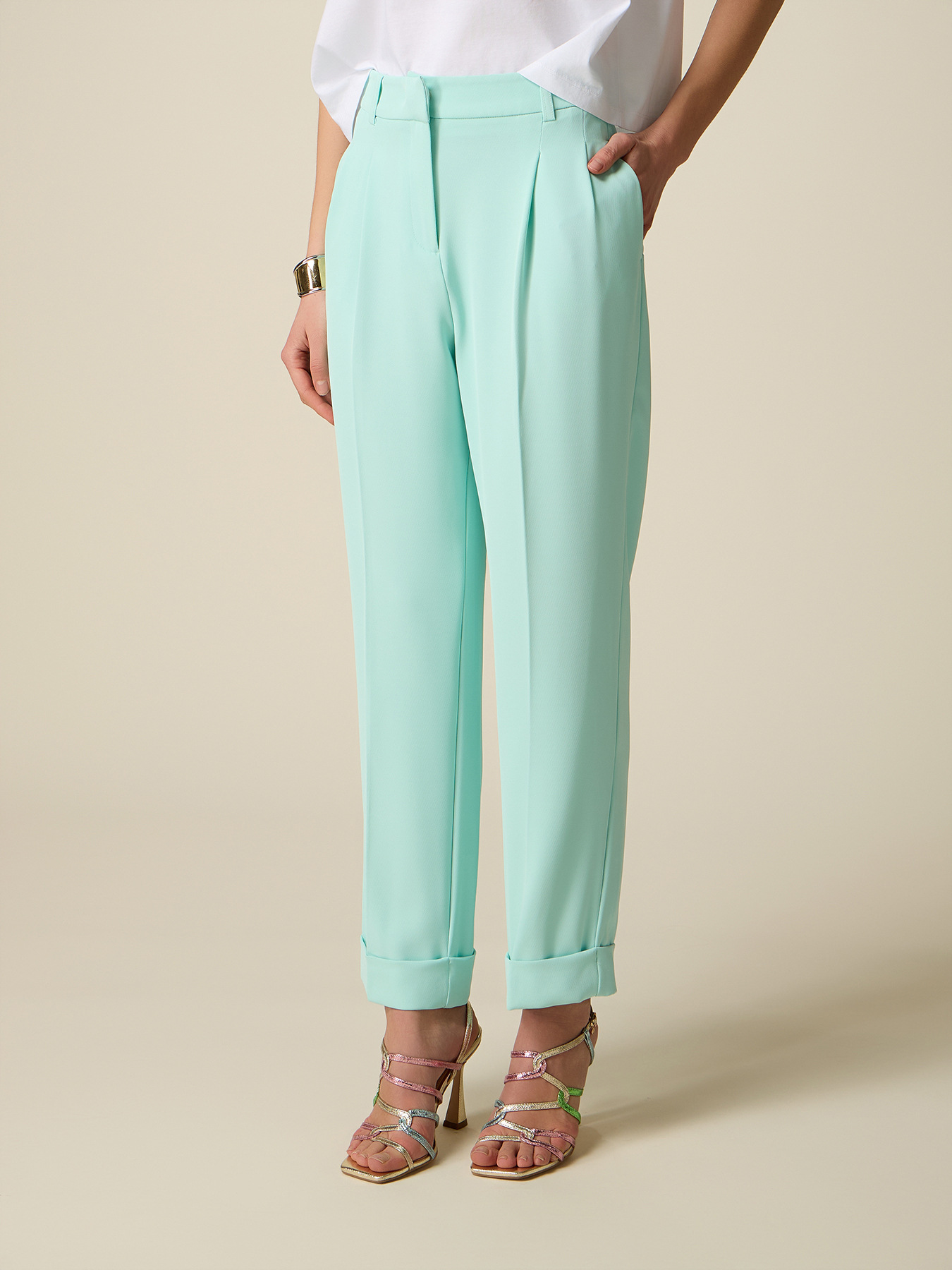 Cr&ecirc;pe fabric trousers with pleats image number 3