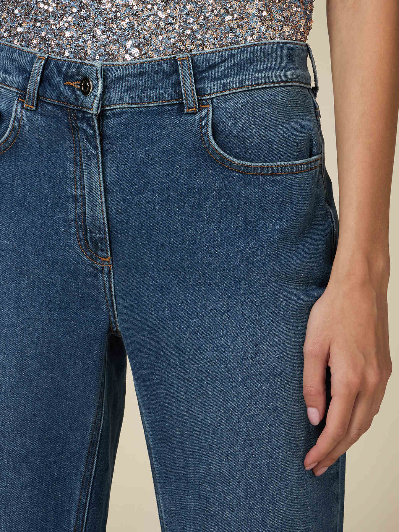 Cropped jeans with hem turn-up and studs image number 2