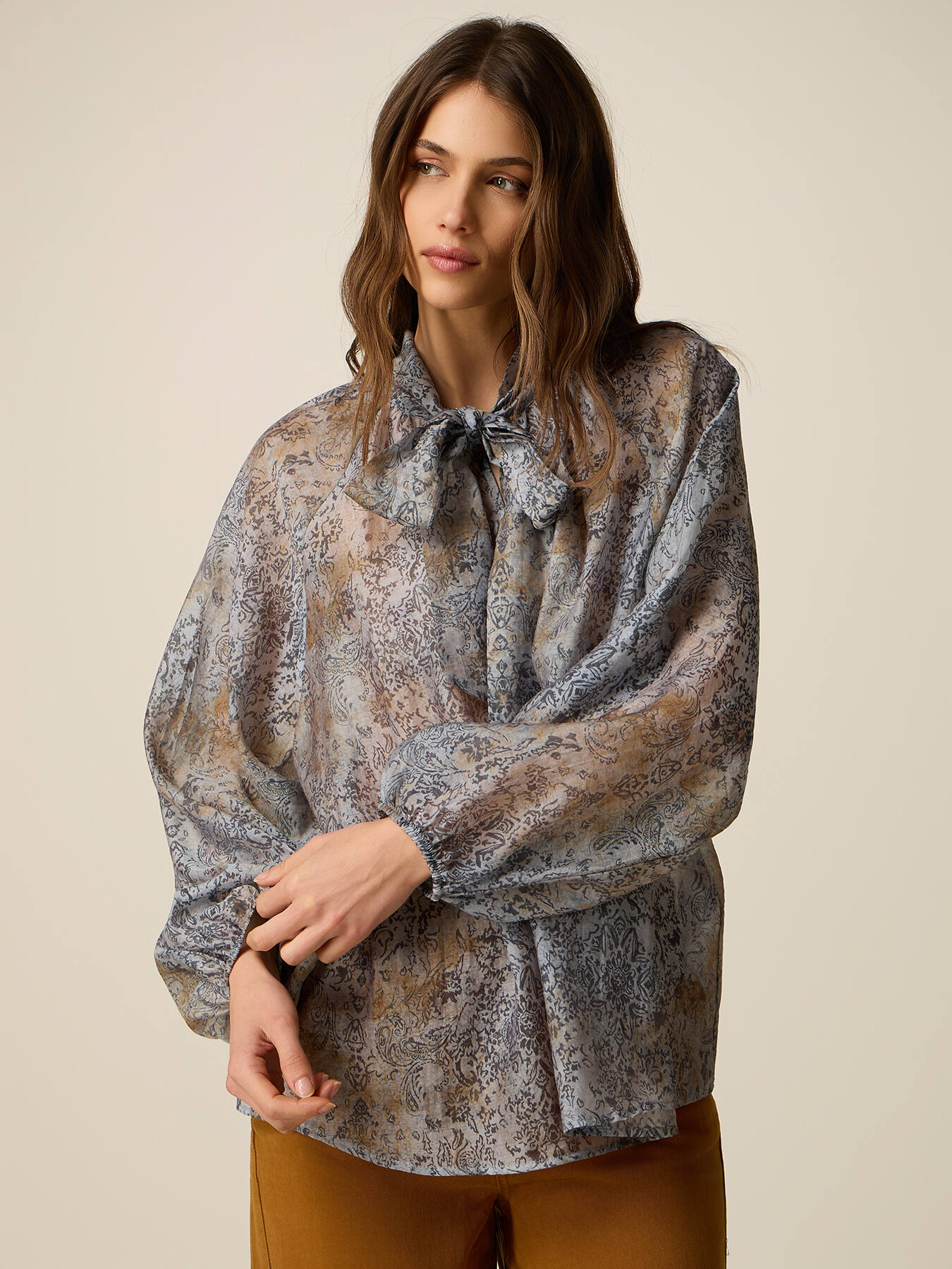 Gemusterte Bluse mit Schleife image number 0