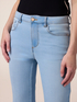 Jeans lavados a la piedra con ligero acampanado image number 2