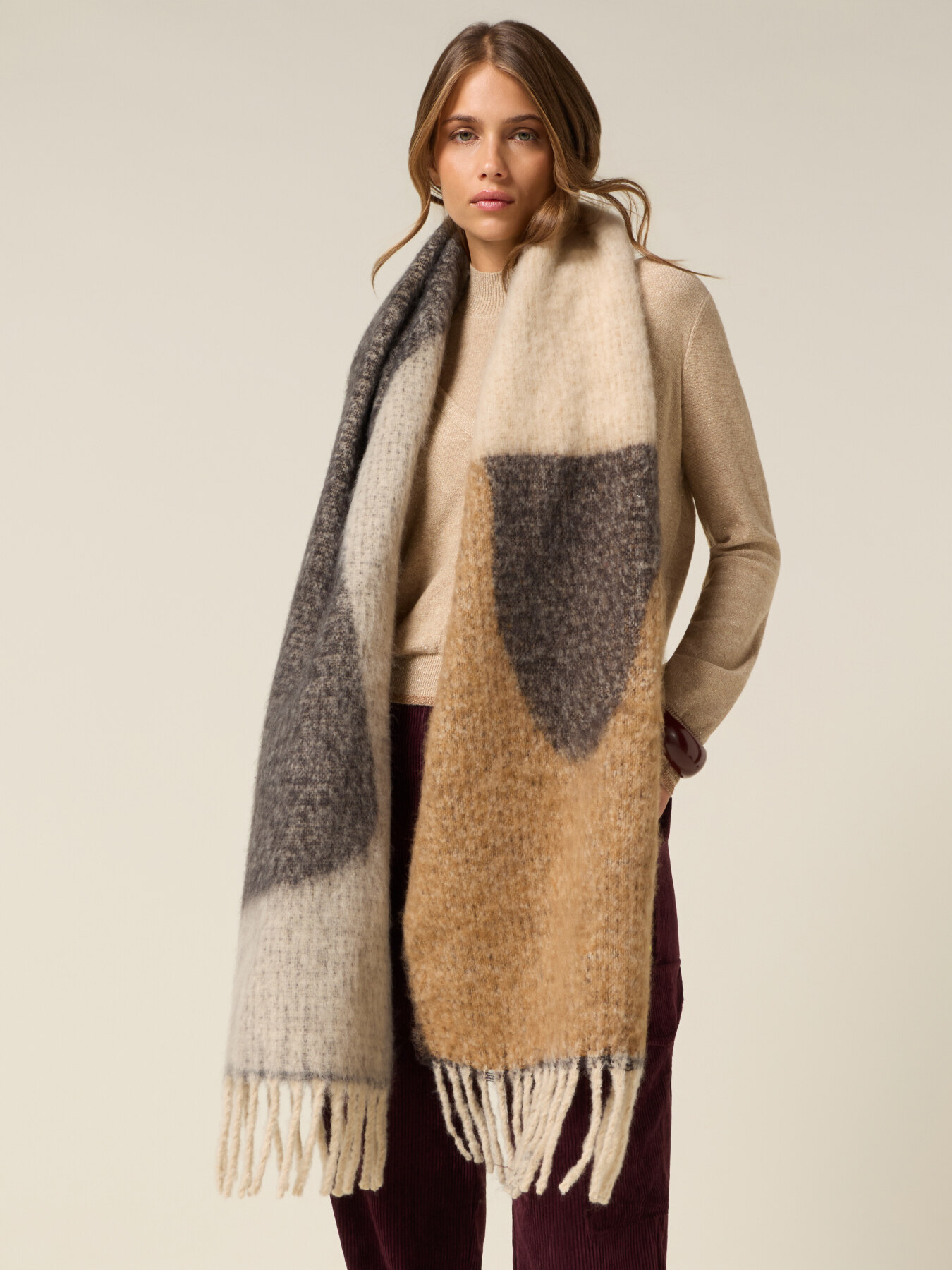 Maxi scarf with fringes image number 0