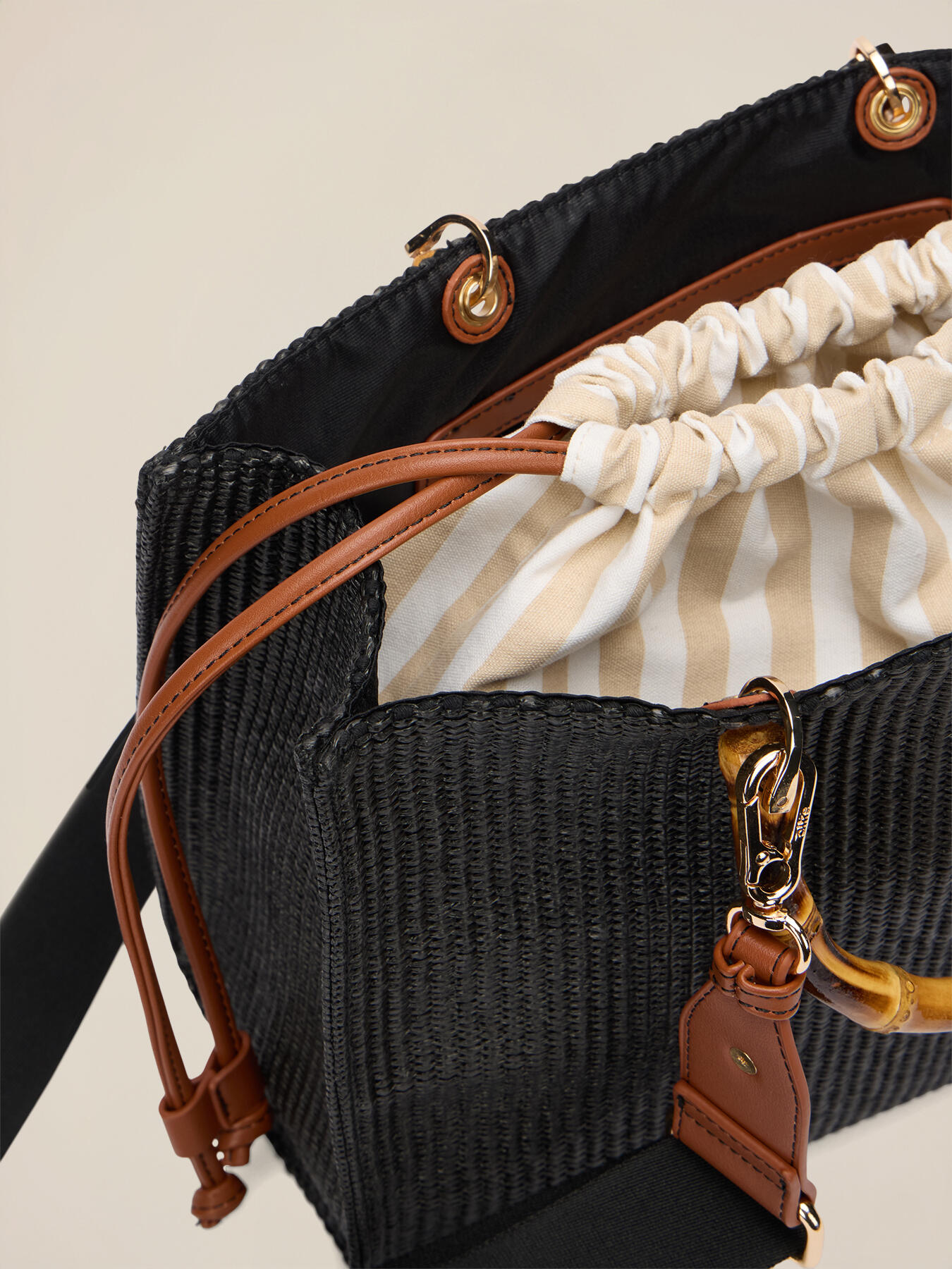 Bucket-Tasche aus geflochtenem Stoff image number 4