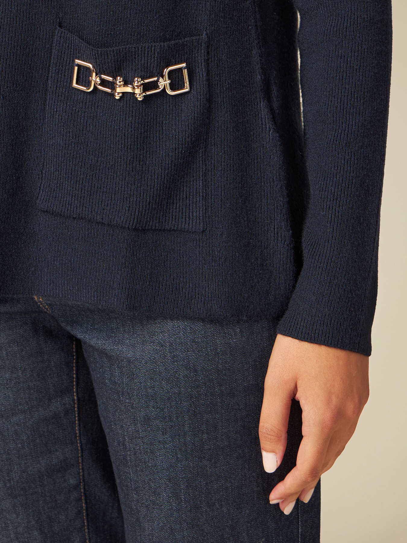 Jersey de cuello alto con bolsillos y cadenas image number 2