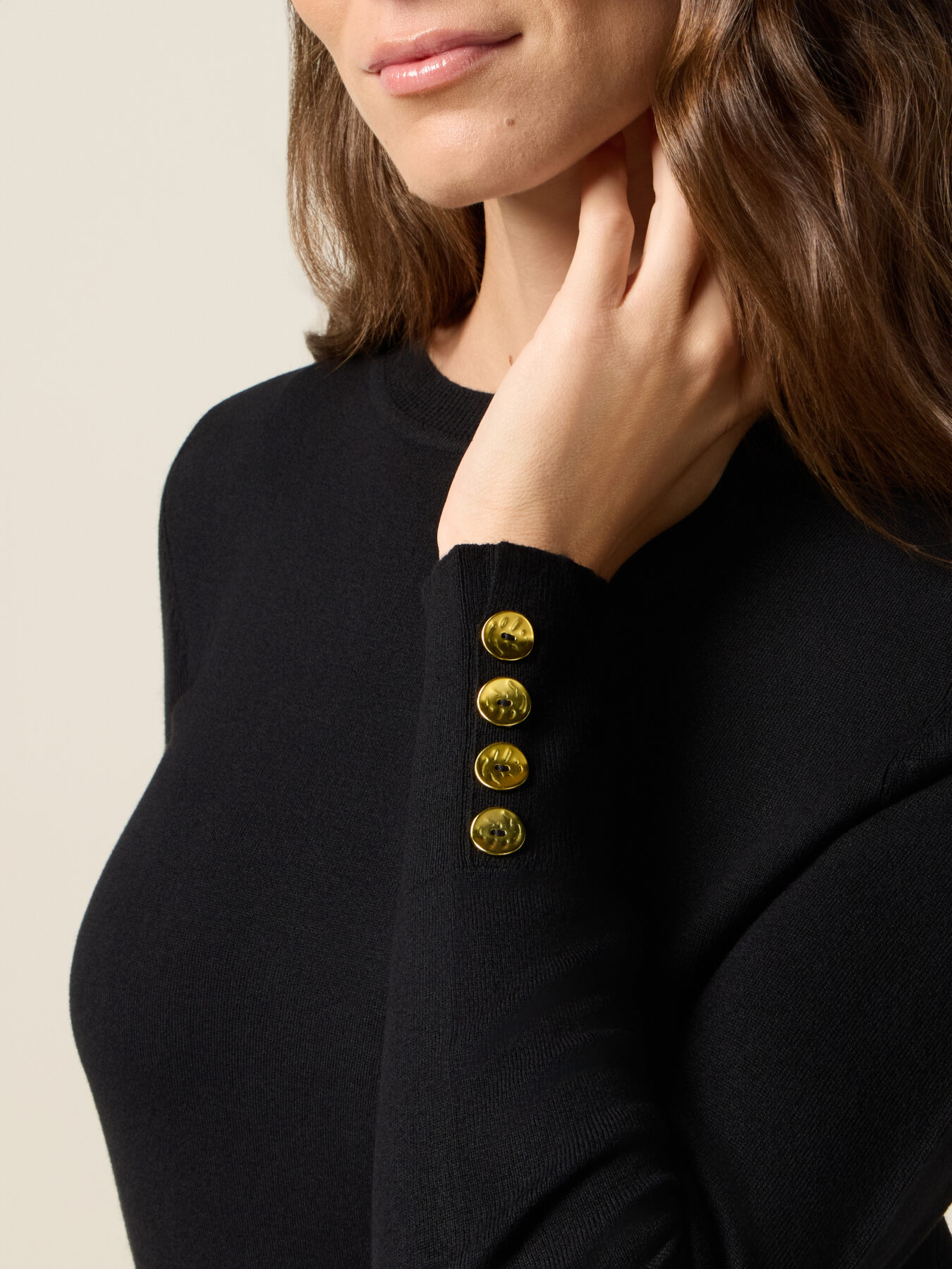 Pull avec boutons d&eacute;coratifs image number 2