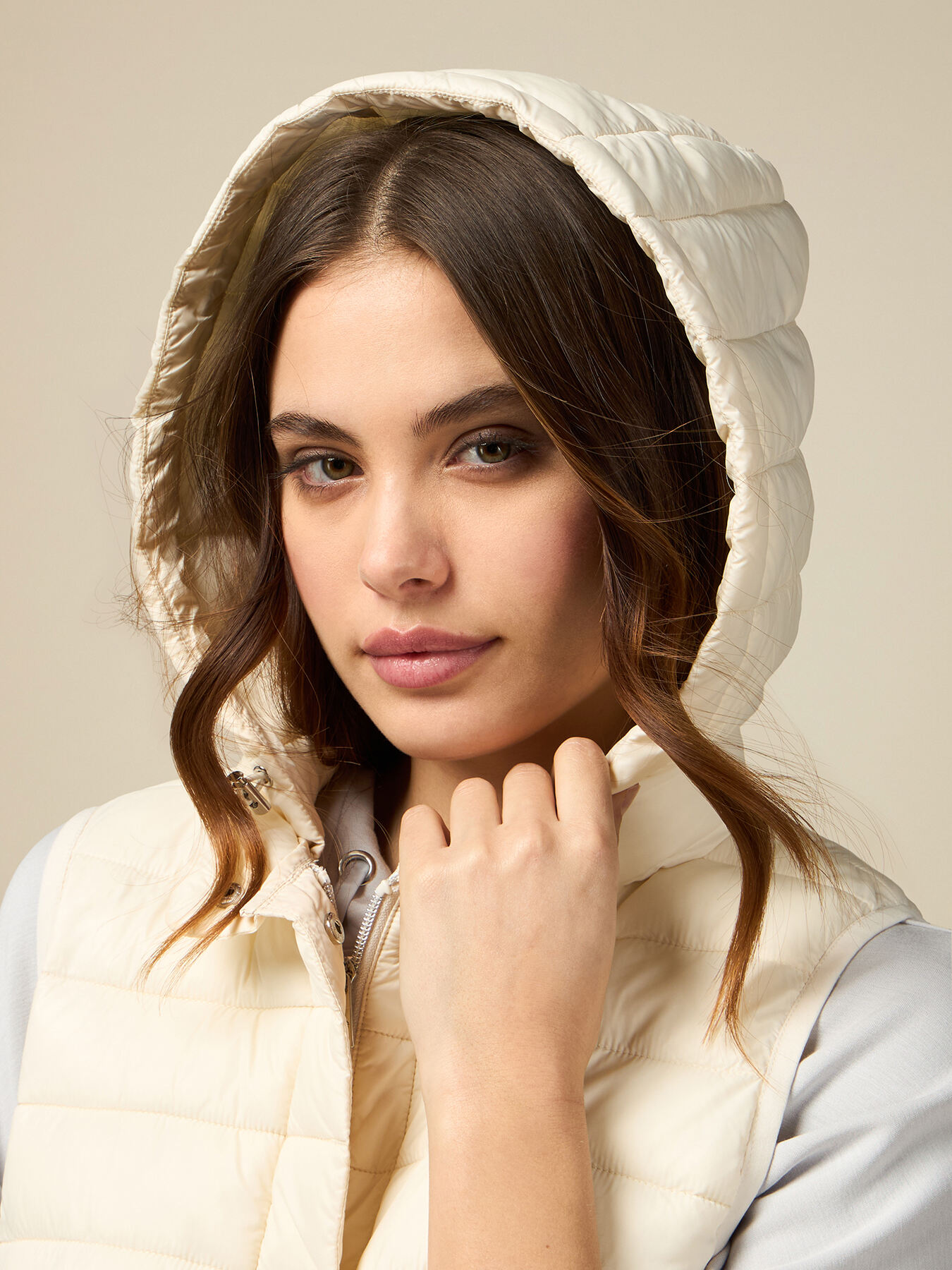 Piumino smanicato con cappuccio image number 2