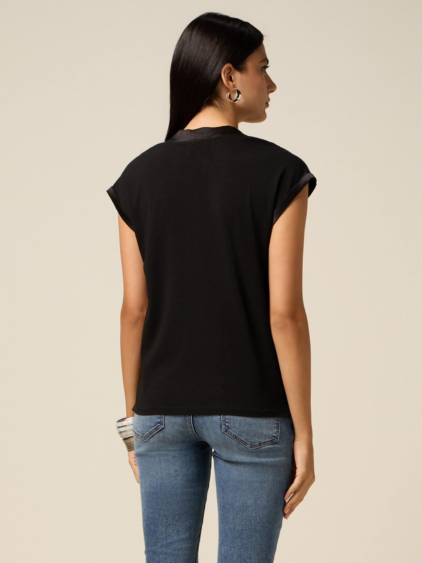 T-shirt bimaterica con scollo a V image number 1