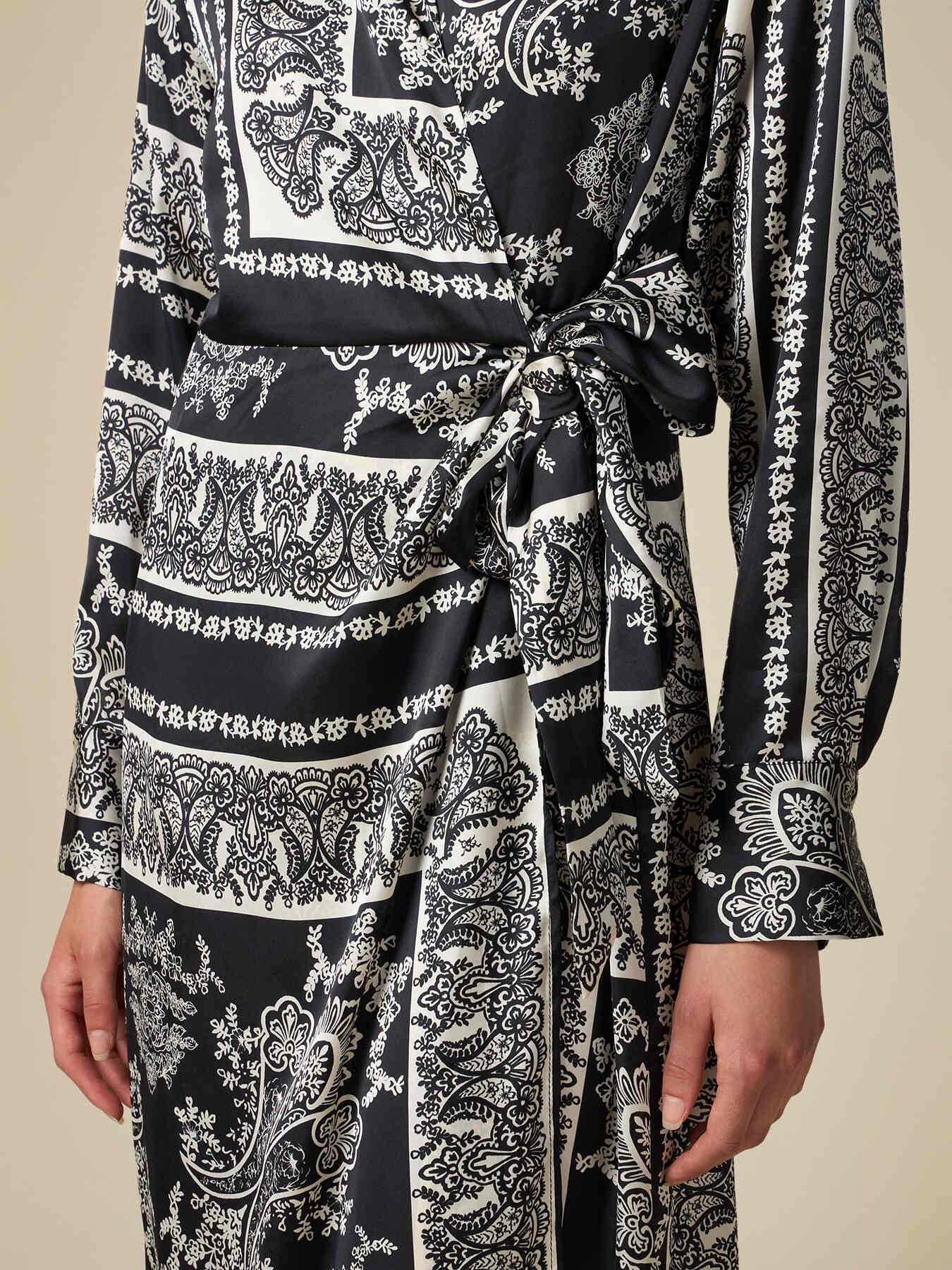 Vestido de portafolio en raso estampado image number 2