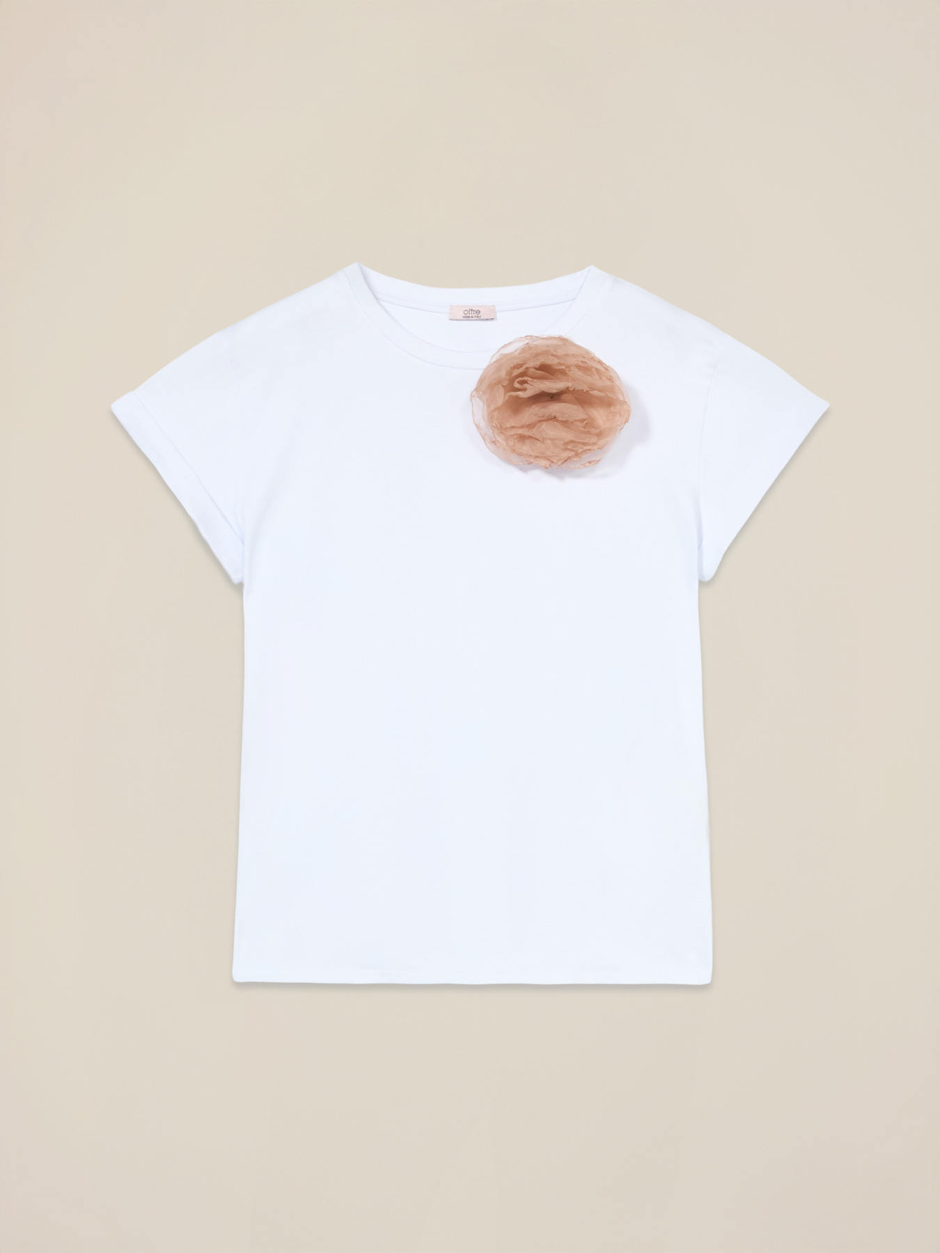 Camiseta con broche de flor image number 3
