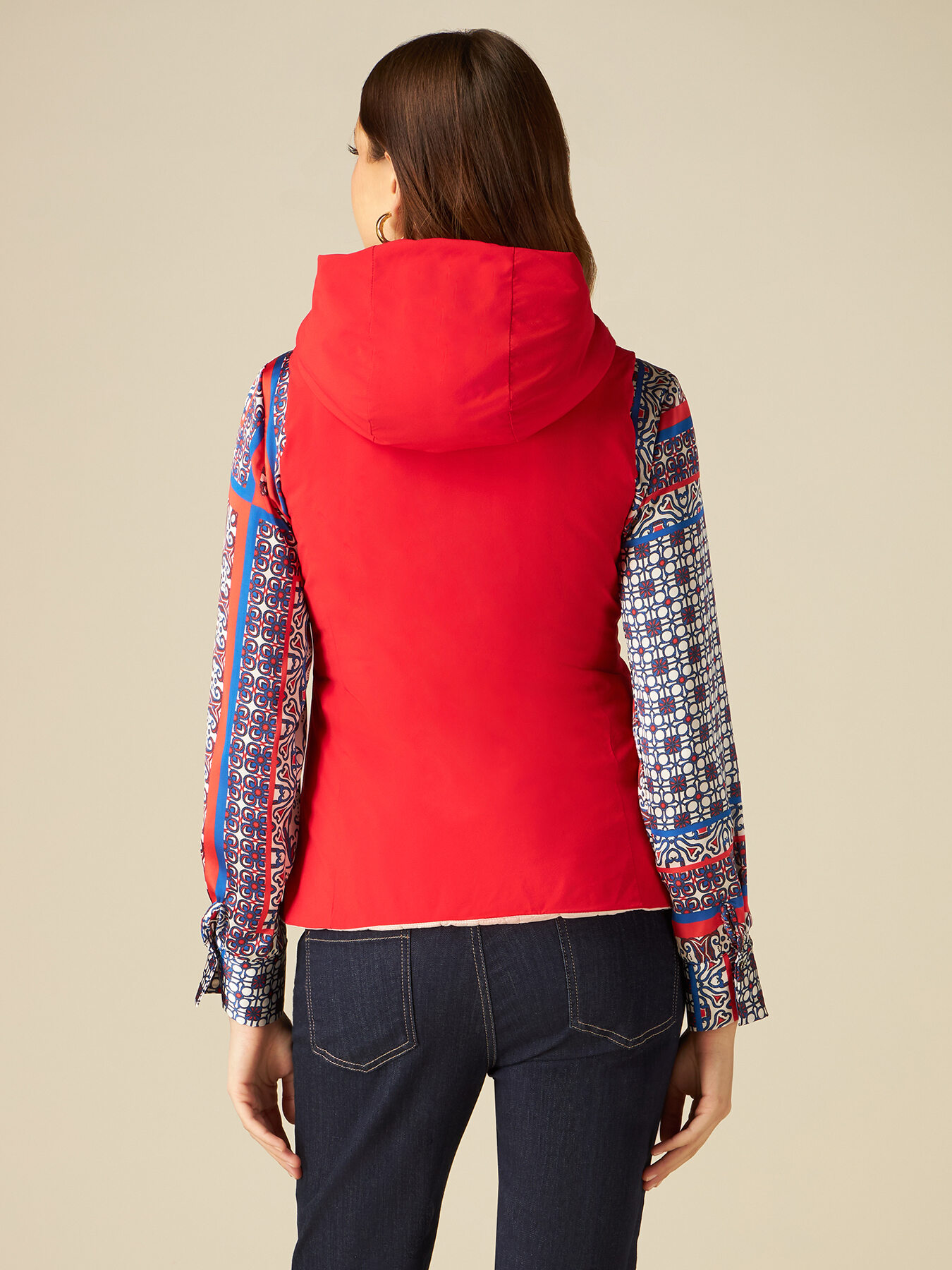 Piumino smanicato con interno a contrasto image number 1