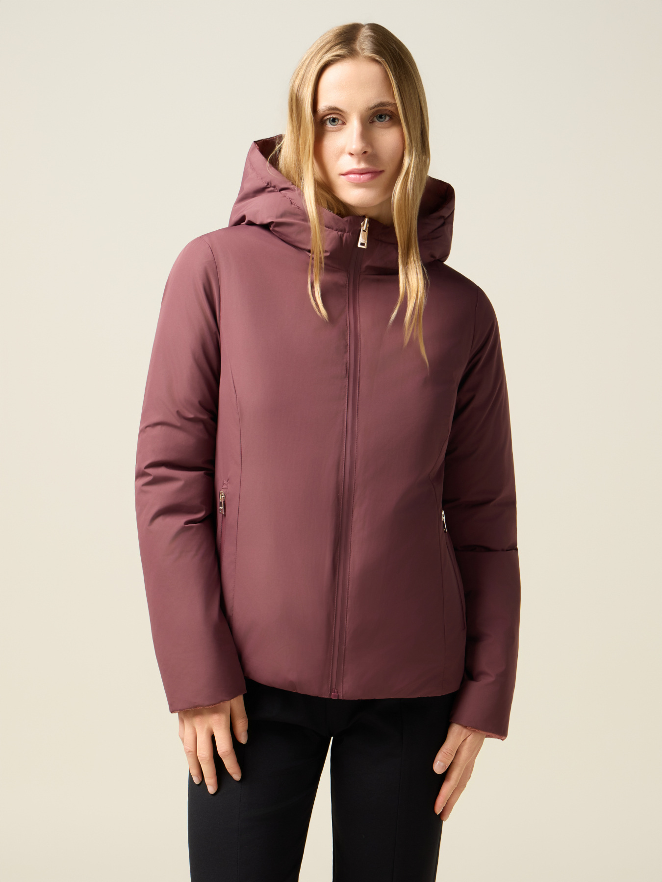 Leichte kurze Daunenjacke mit Kapuze image number 0