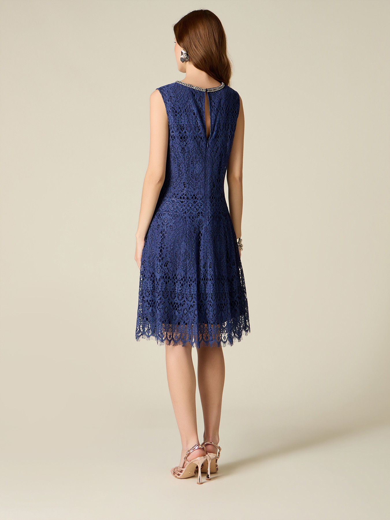 Spitzenkleid mit Schmuckdetail image number 1