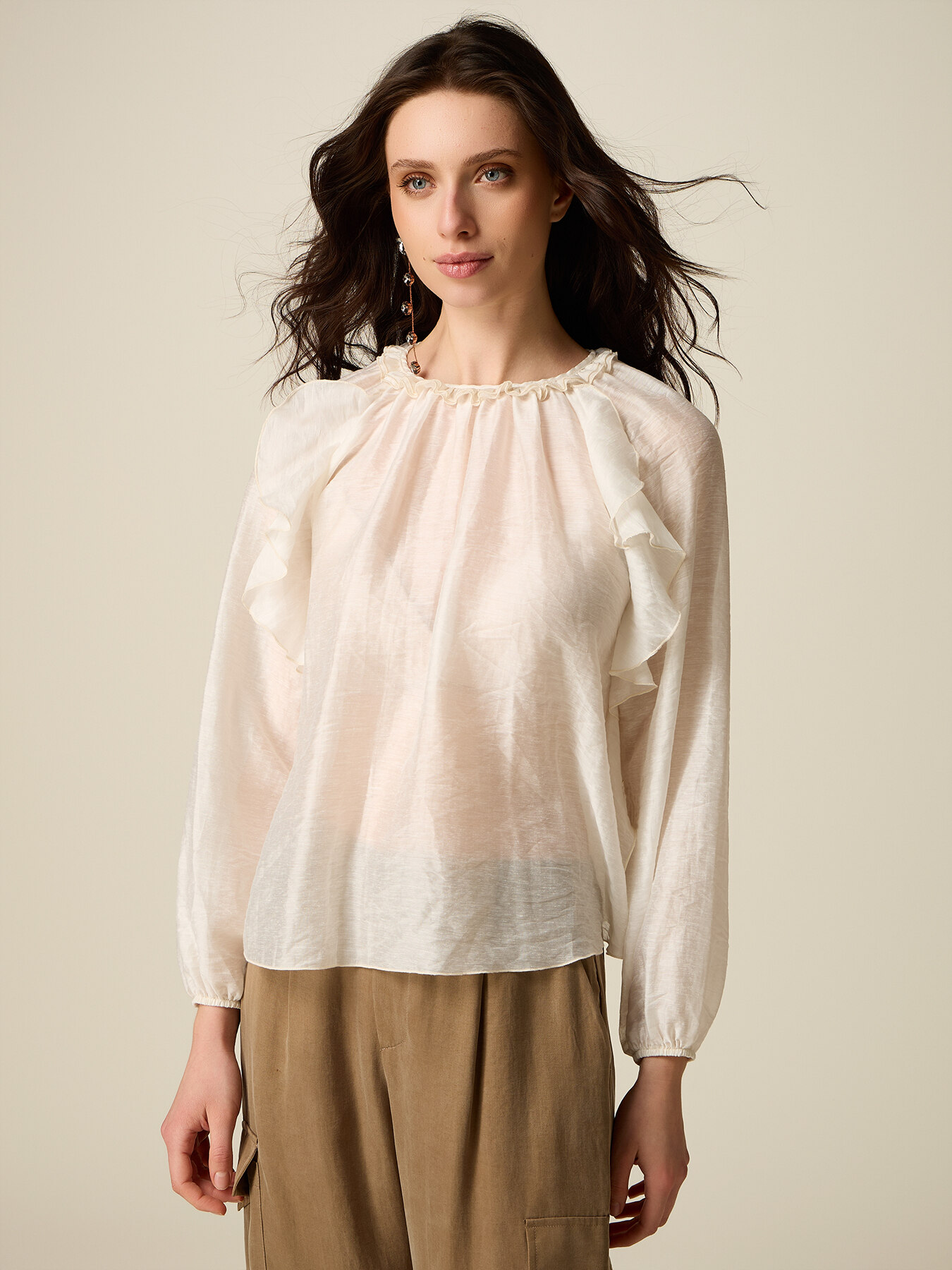 Blouse in linen blend voile with ruffles image number 0
