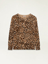 Pull &agrave; motif animalier avec une cha&icirc;ne bijou image number 4