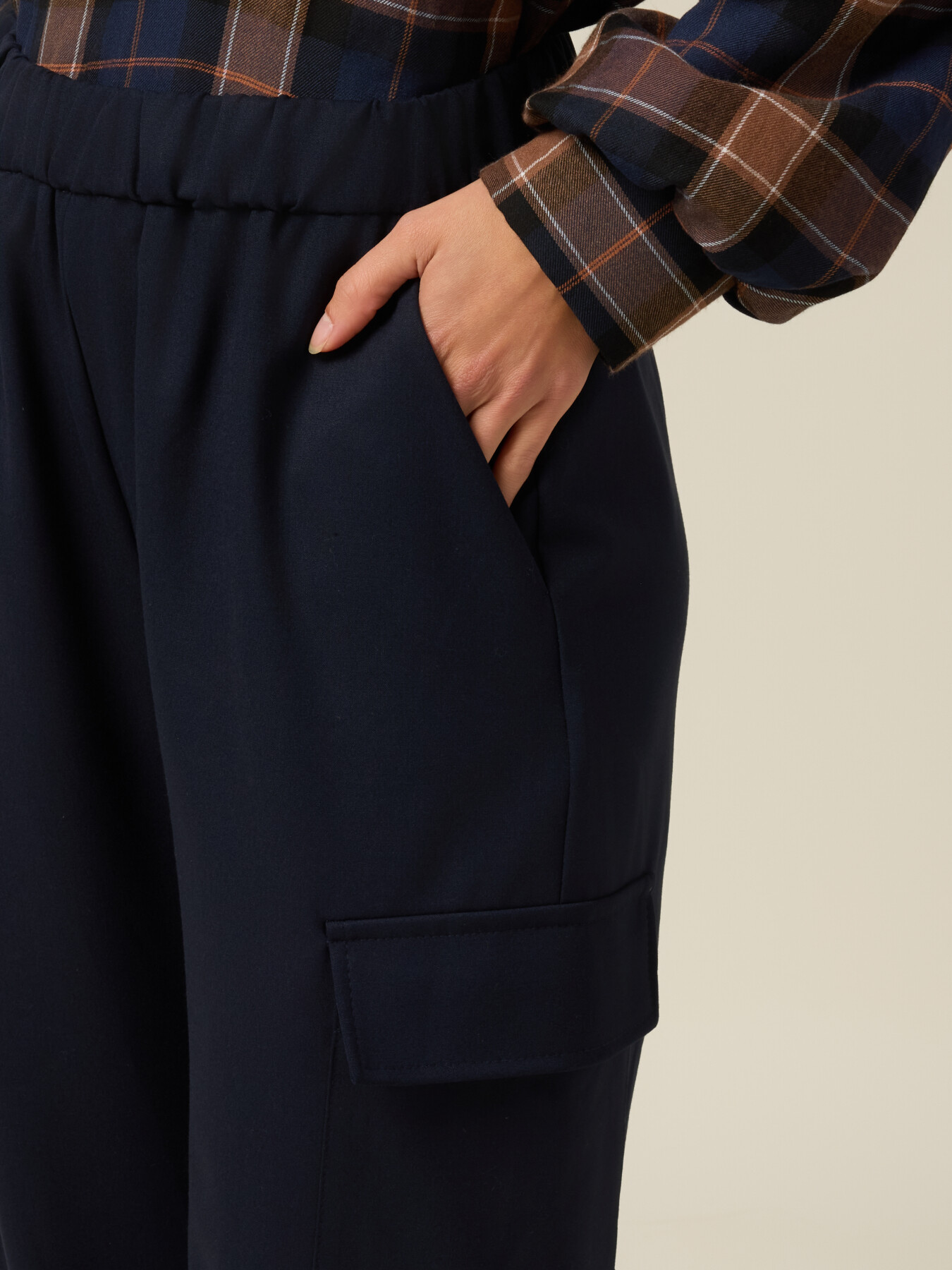 Pantalones joggers cargo image number 2