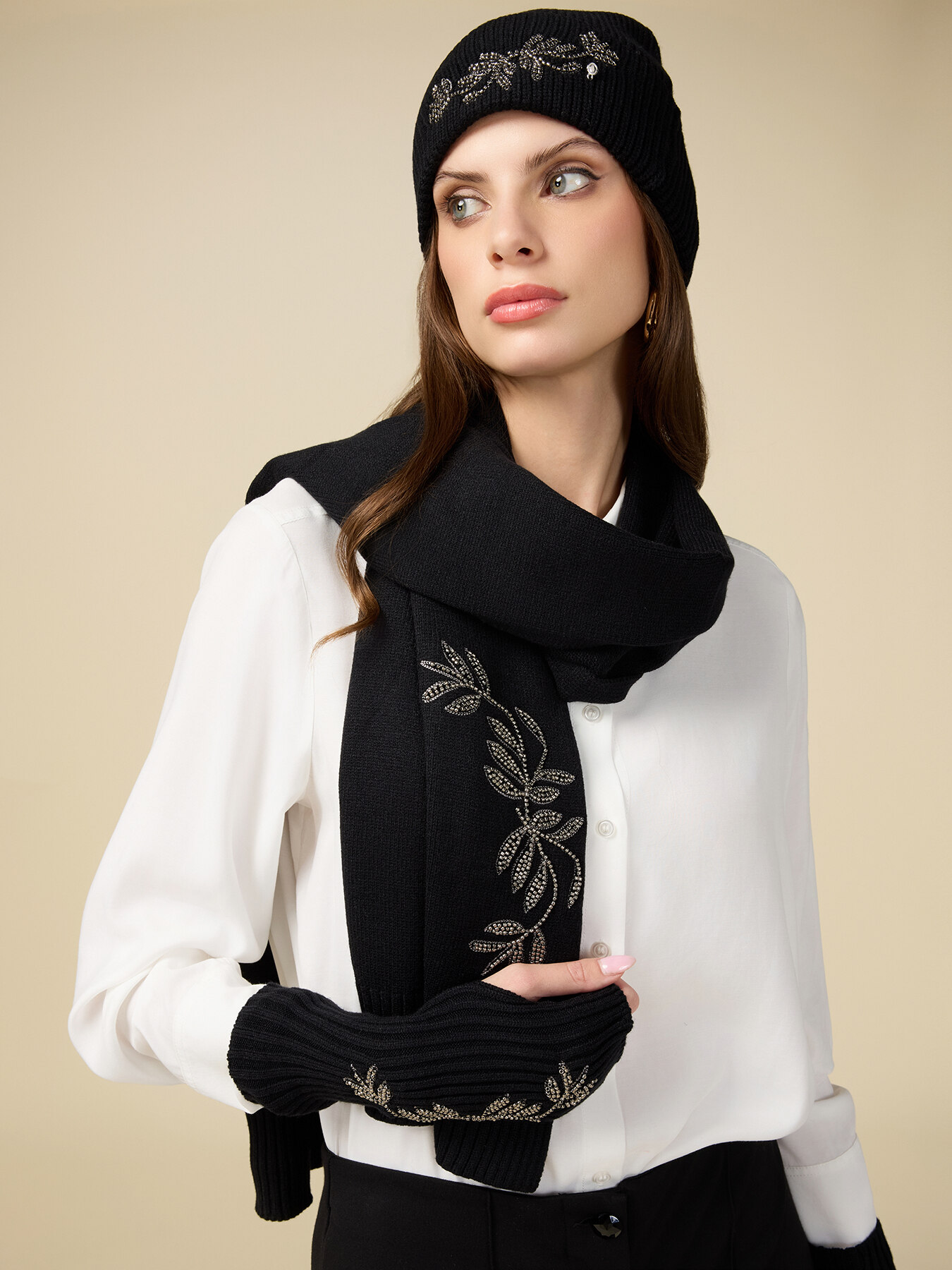 Pullover mit Schmuckstickerei image number 0